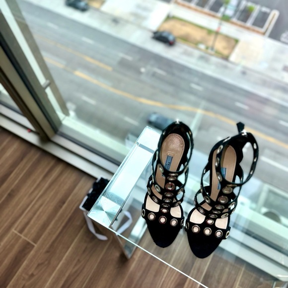 Authentic Prada Décolleté Heeled Sandals
Black suede and silver-coloured sails. - Picture 9 of 14